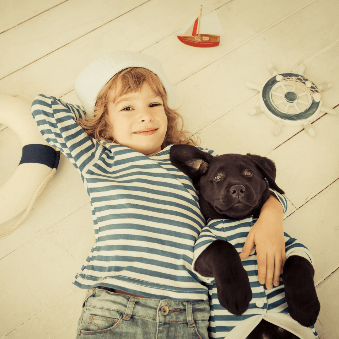 Petit d'homme partage sa passion avec son chien !